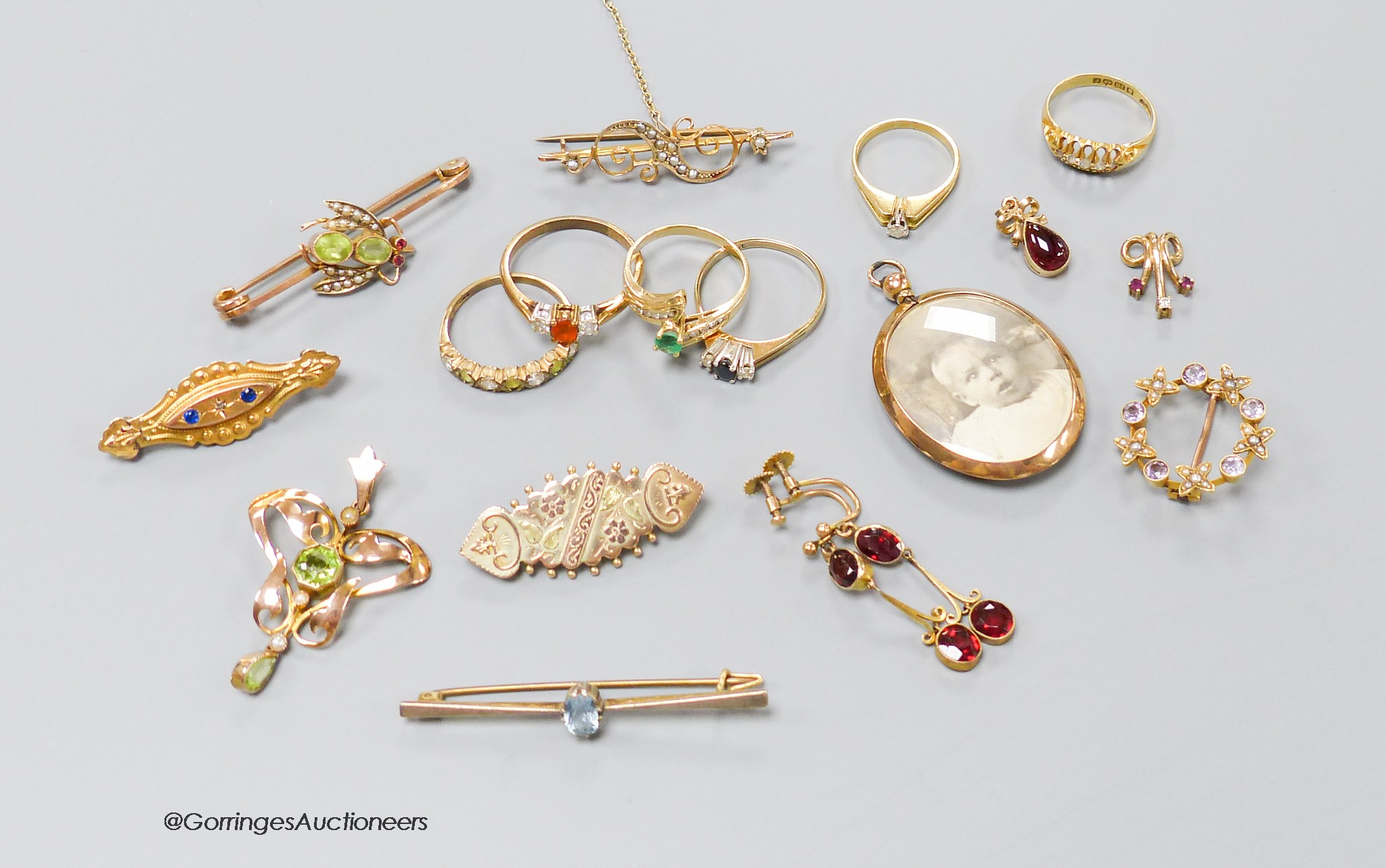 Mixed jewellery including a 9ct and gem set bug brooch, 47mm, two colour 9ct gold brooch, 9ct Art Nouveau pendant, three other 9ct brooches, a 9ct locket, three 9ct and gem set rings, a pair of 9ct and garnet earrings, (